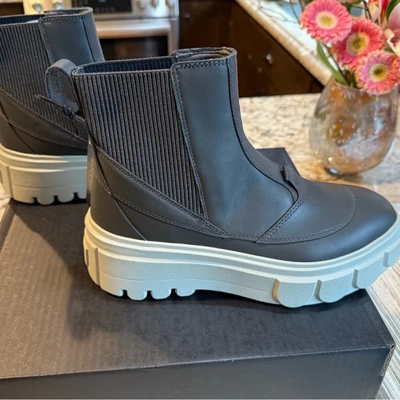 NEW Sorel Caribou Waterproof Leather WOMEN'S Platform CHELSEA BOOT In Jet/Pixel - Picture 1 of 15